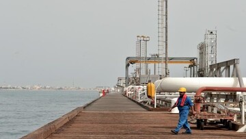 افزایش قیمت نفت به دلیل تاخیر در لغو تحریم‌های ایران 