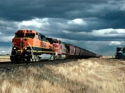 ورود اولین قطار ترانزیتی روسیه-هند از مرز سرخس به کشور