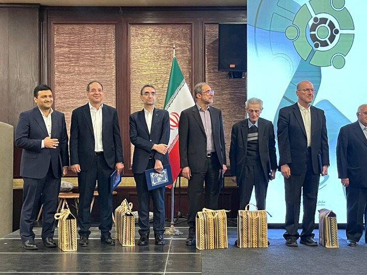 تجلیل از پیشکسوتان  و فعال رسانه ای صنعت کارگزاری