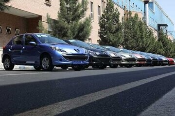 سایپا و ایران خودرو ماشین احتکار می کنند،تولید را هم کاهش داده اند