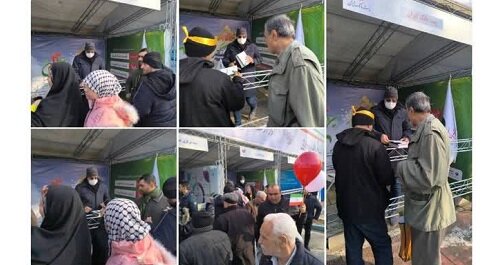 استقبال شهروندان تهرانی از غرفه پست بانک ایران در راهپیمایی ۲۲ بهمن