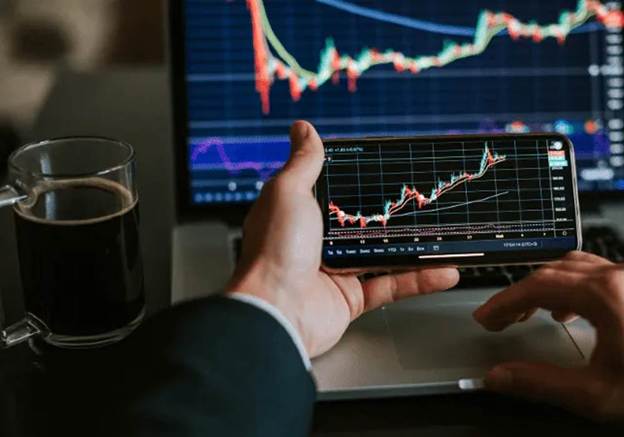 بهترین برنامه برای ترید ارز دیجیتال + (مقایسه ۵ اپلیکیشن معتبر)