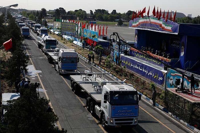 نمایش تجهیزات دفاعی ارتش در رژه ۲۹ فروردین ماه