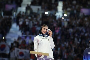 عکس | ژست ناهید کیانی با جایزه ویژه سال ۱۴۰۳