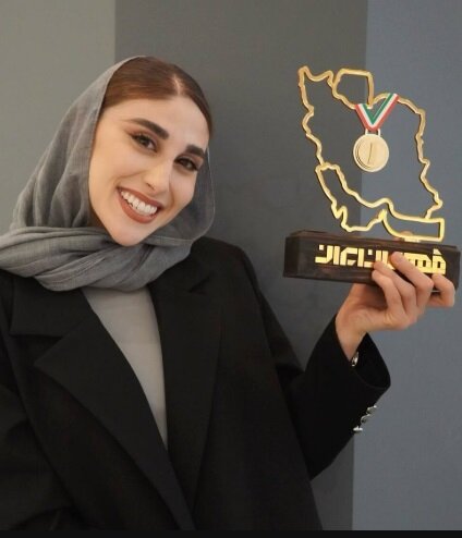 عکس | ژست ناهید کیانی با جایزه ویژه سال ۱۴۰۳