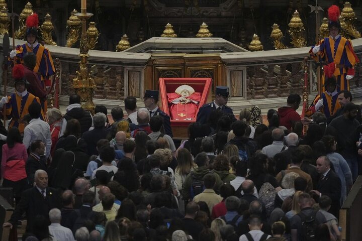 مراسم خاکسپاری پاپ فرانسیس در واتیکان اغاز شد