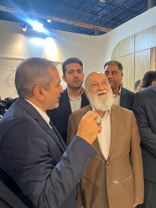  بازدید مهدی چمران، رئیس شورای اسلامی شهر تهران، از غرفه موسسه اعتباری ملل، نمایشگاه بین‌المللی مشهد