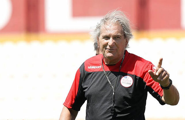 سرمربی سابق پرسپولیس کنار فرگوسن ایستاد