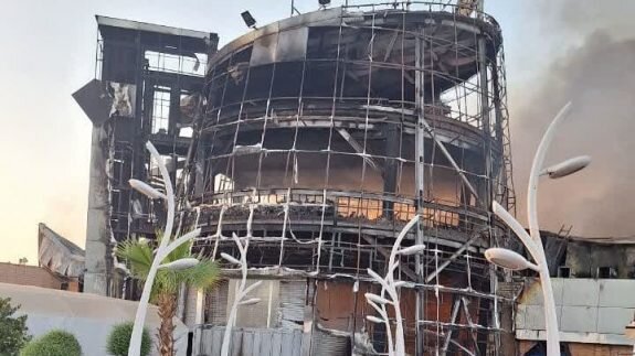 فروشگاه زنجیره‌ای میلاد شاهین‌شهر خاکستر شد