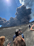 لحظه ترسناک فوران آتشفشان اتنا در فاصله چند متری گردشگران وحشت‌زده