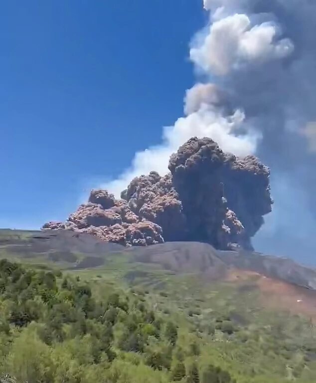 لحظه ترسناک فوران آتشفشان اتنا در فاصله چند متری گردشگران وحشت‌زده
