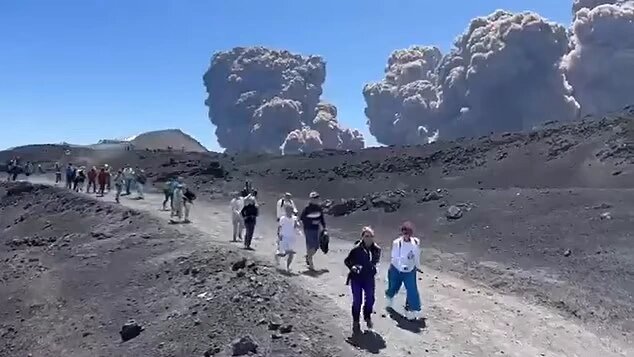 لحظه ترسناک فوران آتشفشان اتنا در فاصله چند متری گردشگران وحشت‌زده