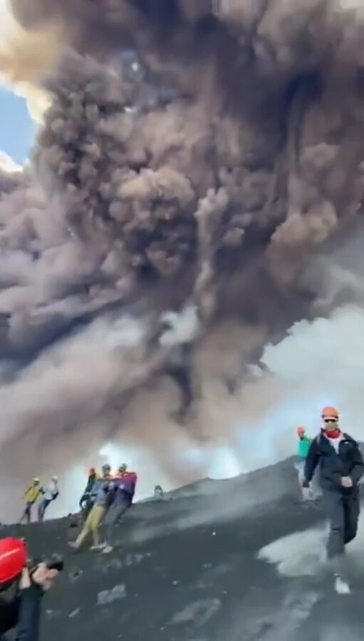 لحظه ترسناک فوران آتشفشان اتنا در فاصله چند متری گردشگران وحشت‌زده