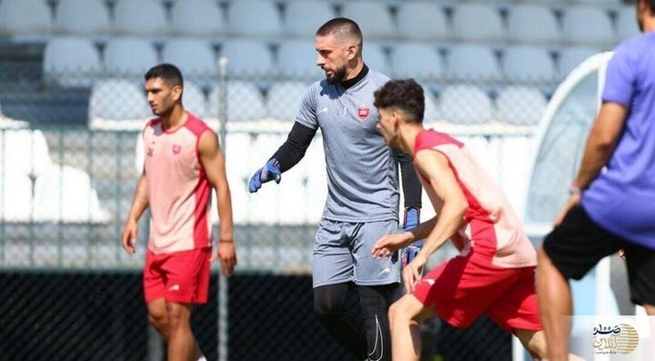 حداقل دو بازیکن از جمع سرخ‌ها جدا می‌شوند