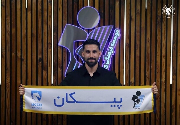 پیکان از تراکتور بازیکن گرفت