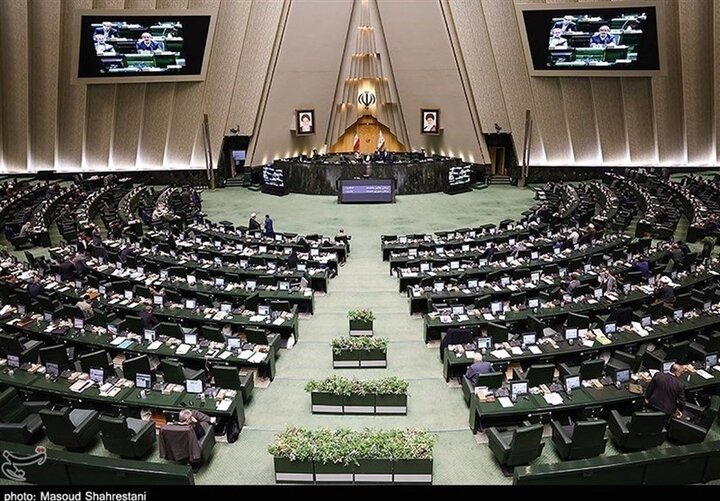 نماینده مجلس: تصمیم مجمع تشخیص درباره تعرفه واردات خودرو قابل انتقاد است