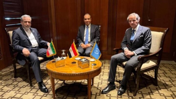 گفتگوی وزیر خارجه مصر با عراقچی و رافائل گ...