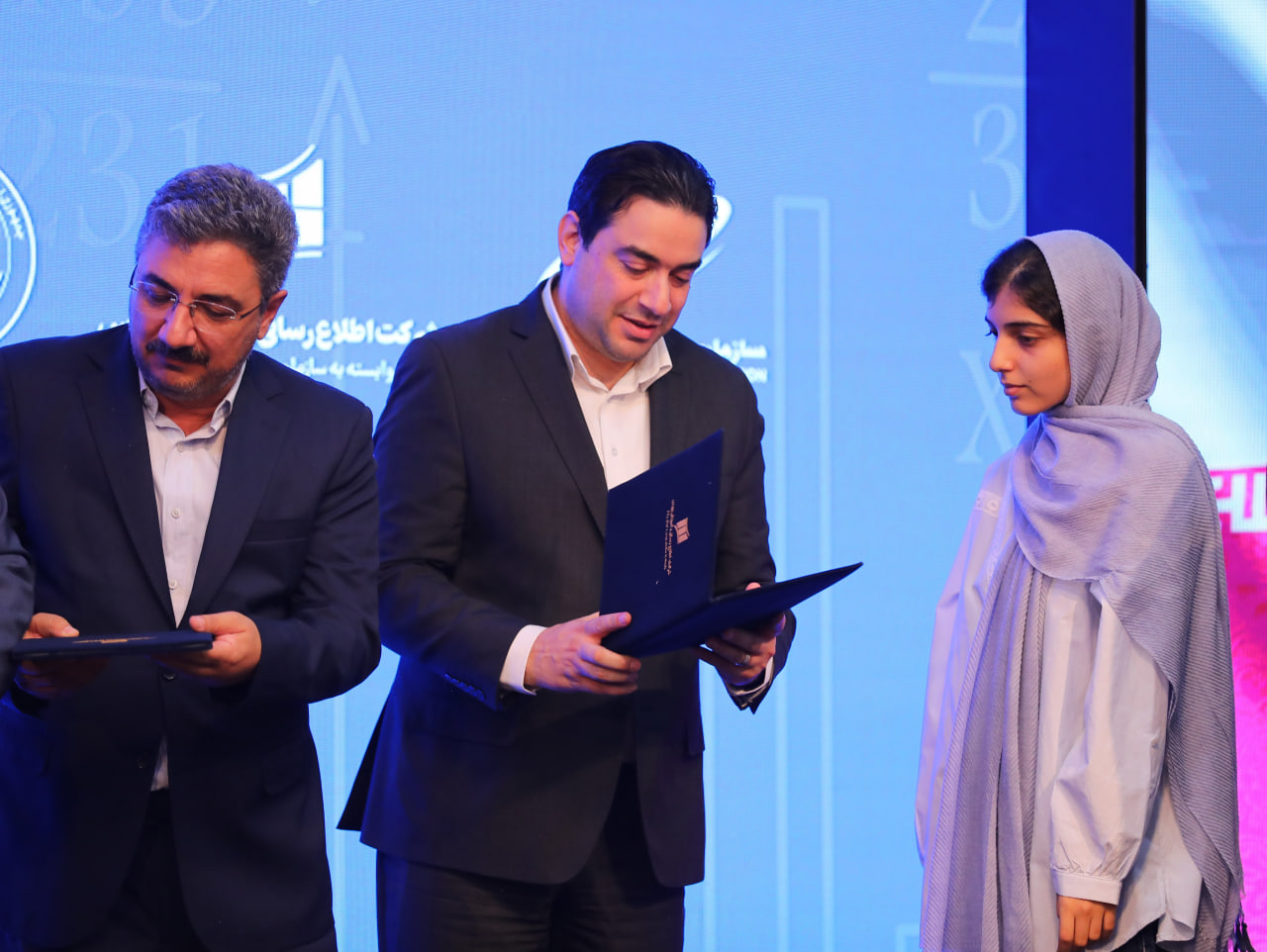 تجلیل از برگزیدگان المپیادهای جهانی و کشوری اقتصاد و مدیریت