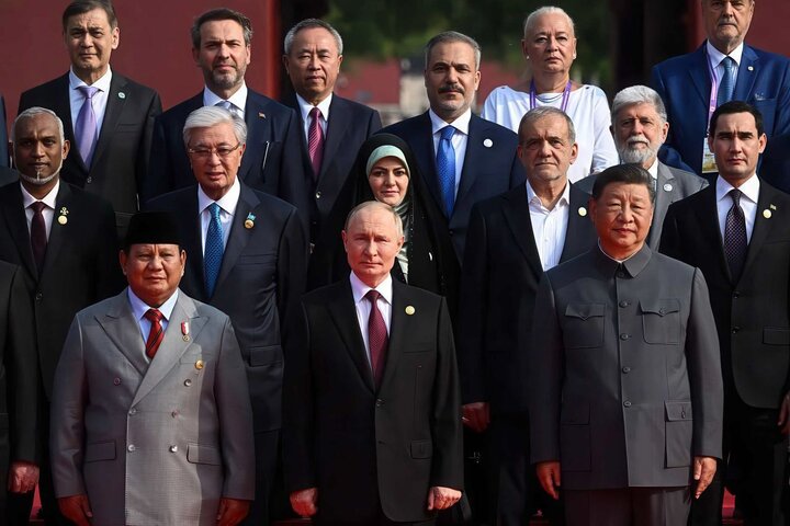 رژه نیروهای مسلح چین با حضور پزشکیان و دخترش