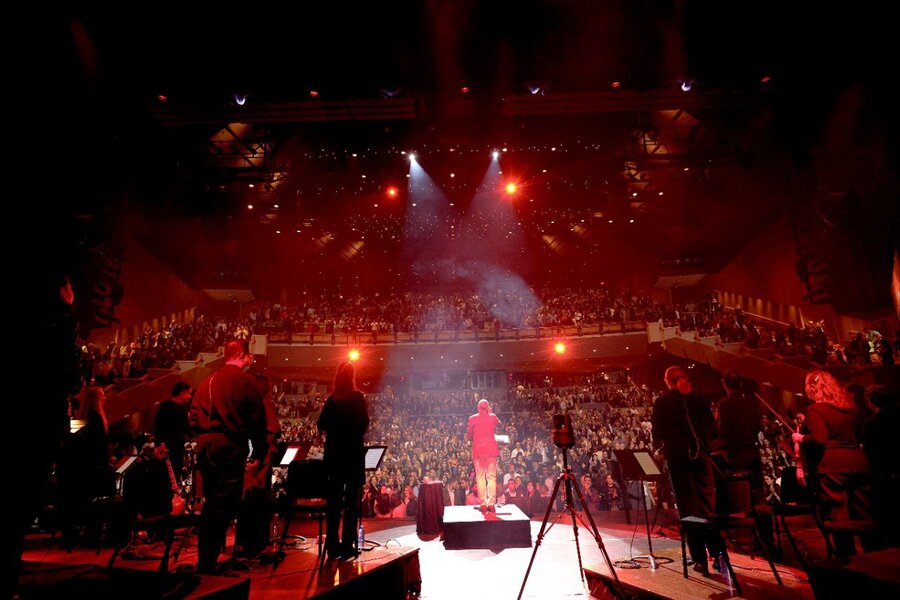 علیرضا قربانی «ایرانم» را در جنوب ایران میخواند