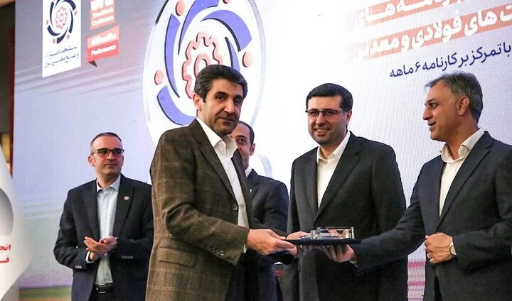 تجلیل از علی امرایی به‌عنوان مدیر ارزش‌آفرین صنعت فولاد