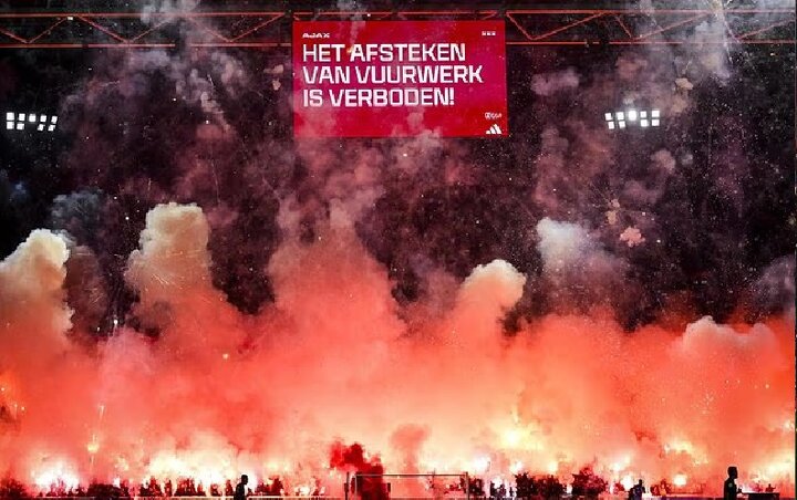 آتش‌بازی هواداران آژاکس، مسابقه را متوقف کرد