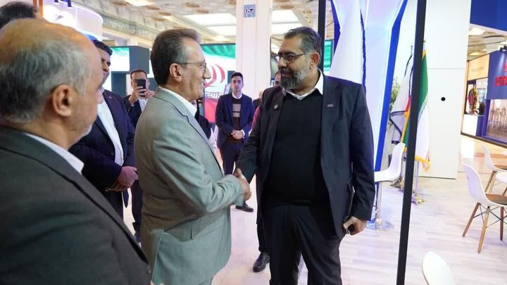 بازدید معاون وزیر راه و شهرسازی از غرفه شرکت بازرگانی و خدمات بندری
