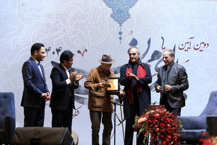 تندیس روایت مهان به علی نصیریان اهدا شد