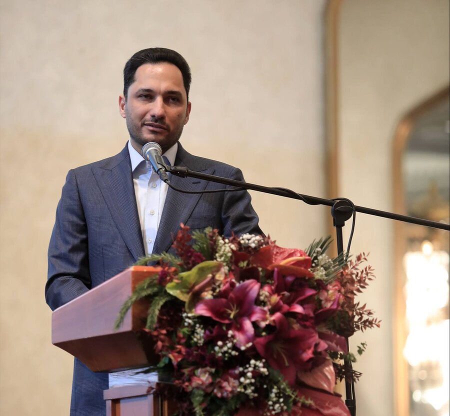 تندیس روایت مهان به علی نصیریان اهدا شد