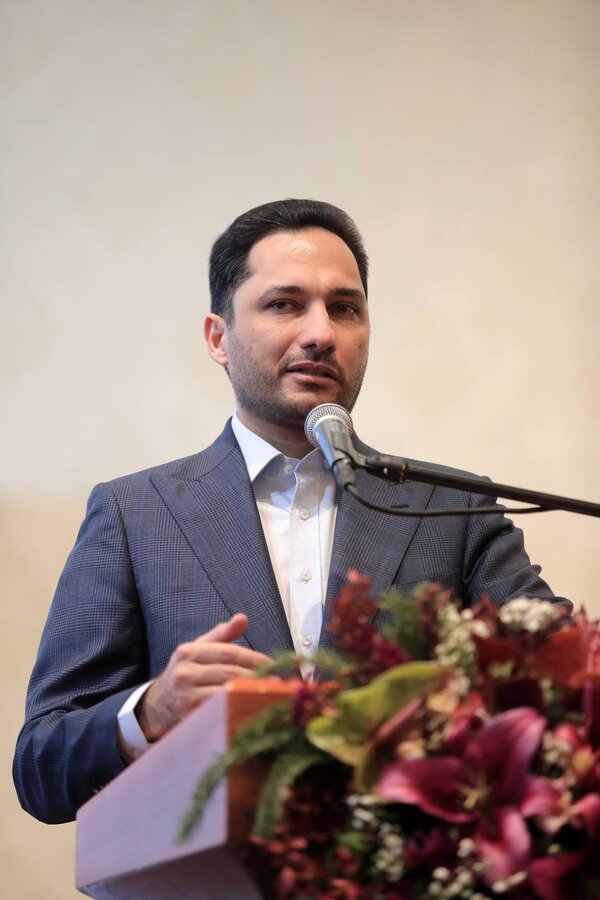 تندیس روایت مهان به علی نصیریان اهدا شد