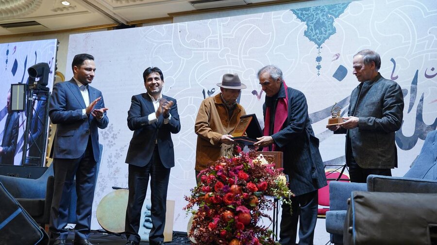 تندیس روایت مهان به علی نصیریان اهدا شد