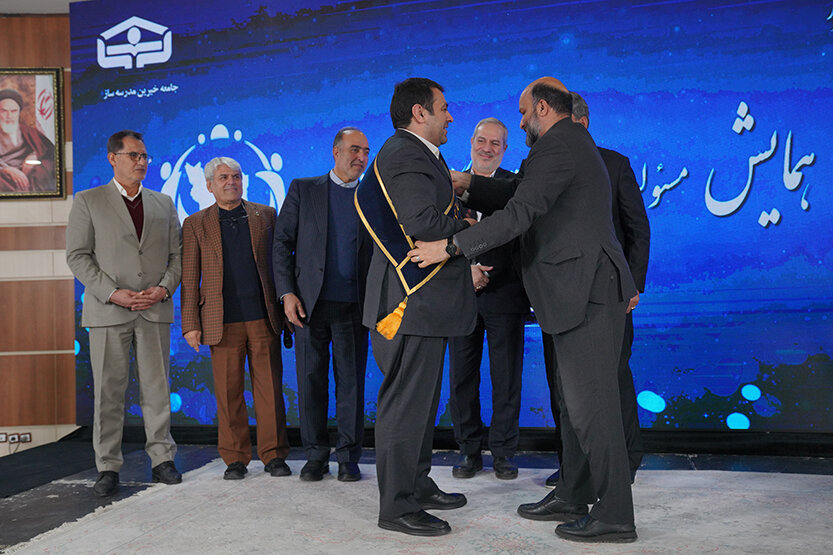 نشان افتخار و حمایل «حامی مدرسه‌سازی ایران» به مدیرعامل بانک ملی اهدا شد