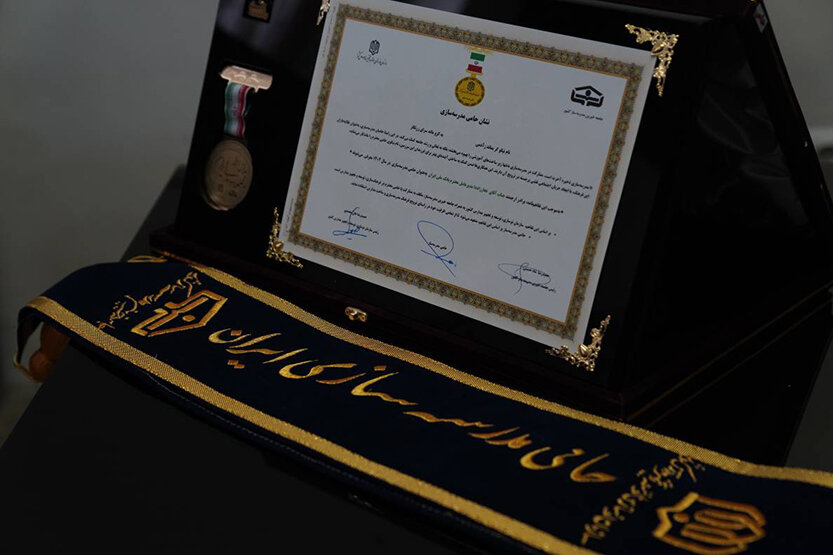 نشان افتخار و حمایل «حامی مدرسهسازی ایران» به مدیرعامل بانک ملی اهدا شد