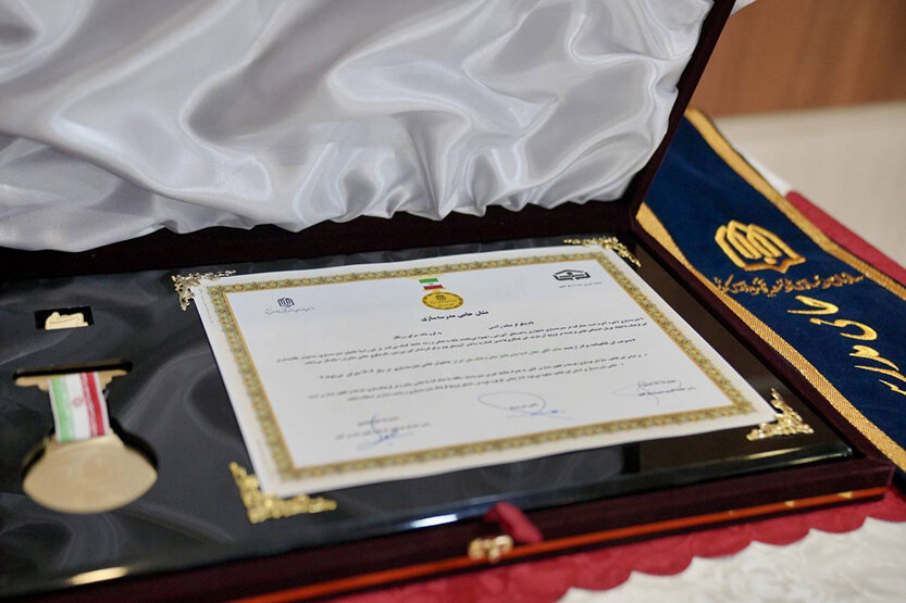 نشان افتخار و حمایل «حامی مدرسه‌سازی ایران» به مدیرعامل بانک ملی اهدا شد