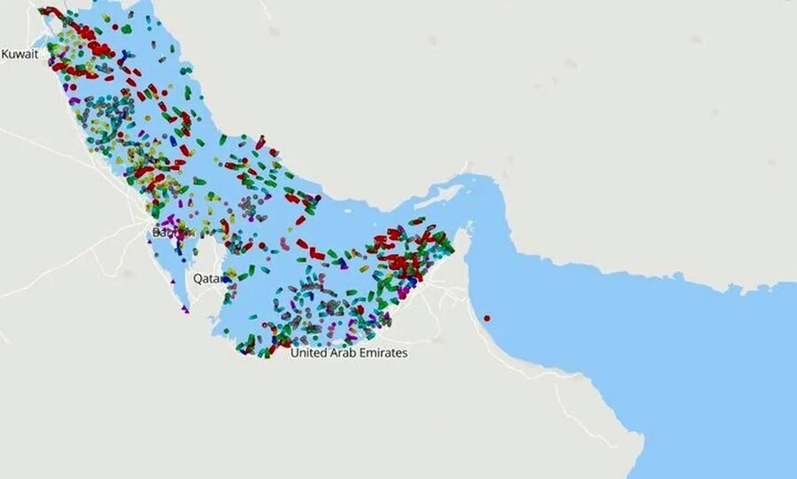 تجمع کشتی ها به علت بسته بودن تنگه هرمز
