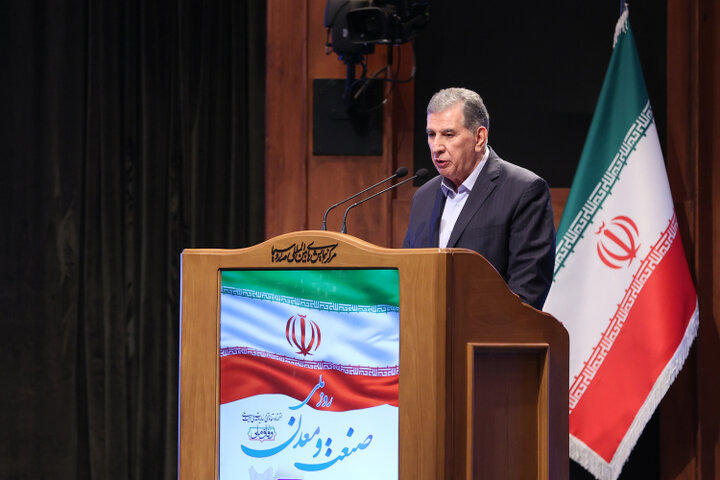 حدود ۶۵ درصد سرپرستان خانوارِ شاغل، حقوق خود را از بخش خصوصی دریافت می‌کنند