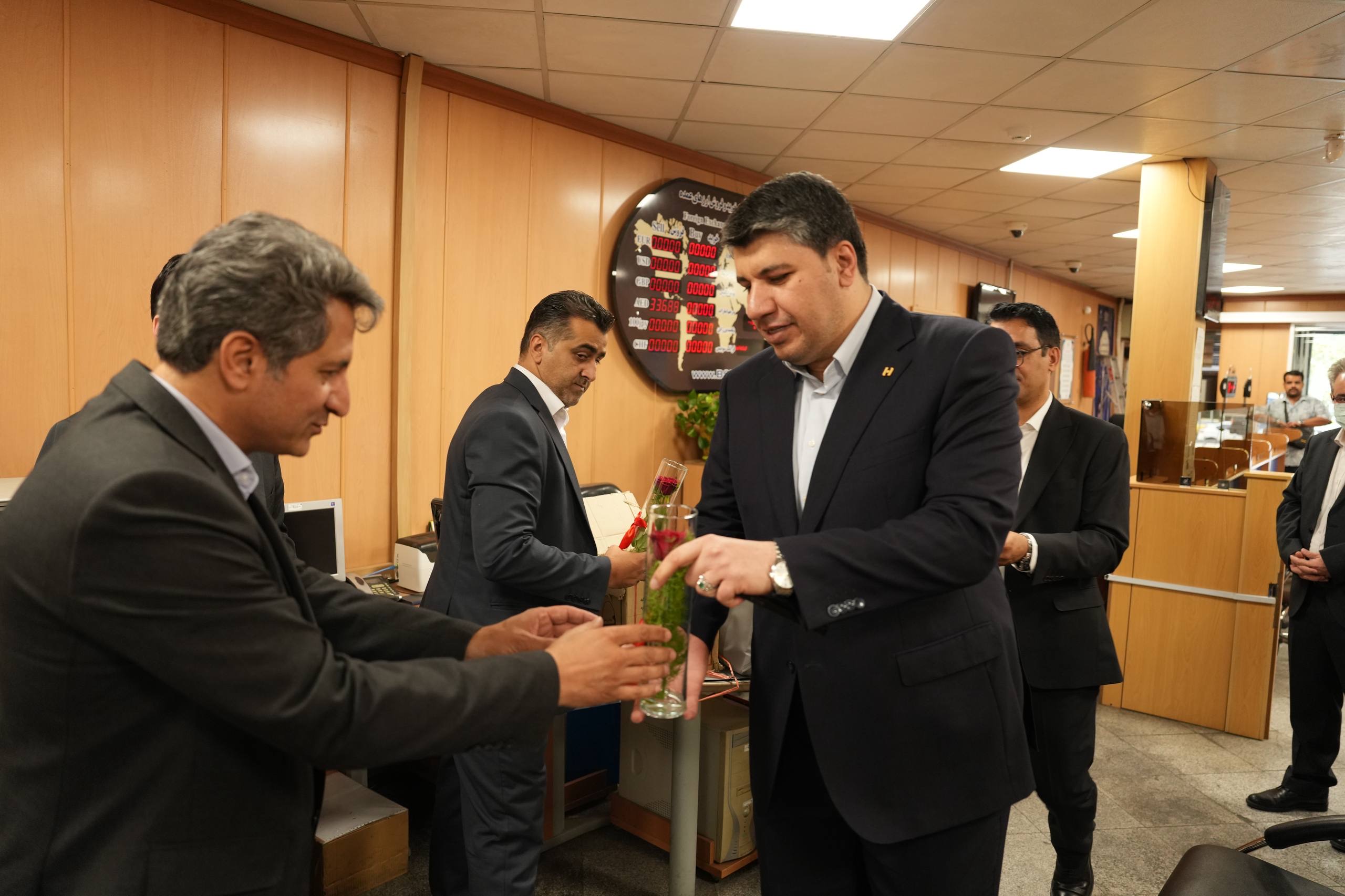 دیدار مدیرعامل بانک صادرات ایران با مشتریان
