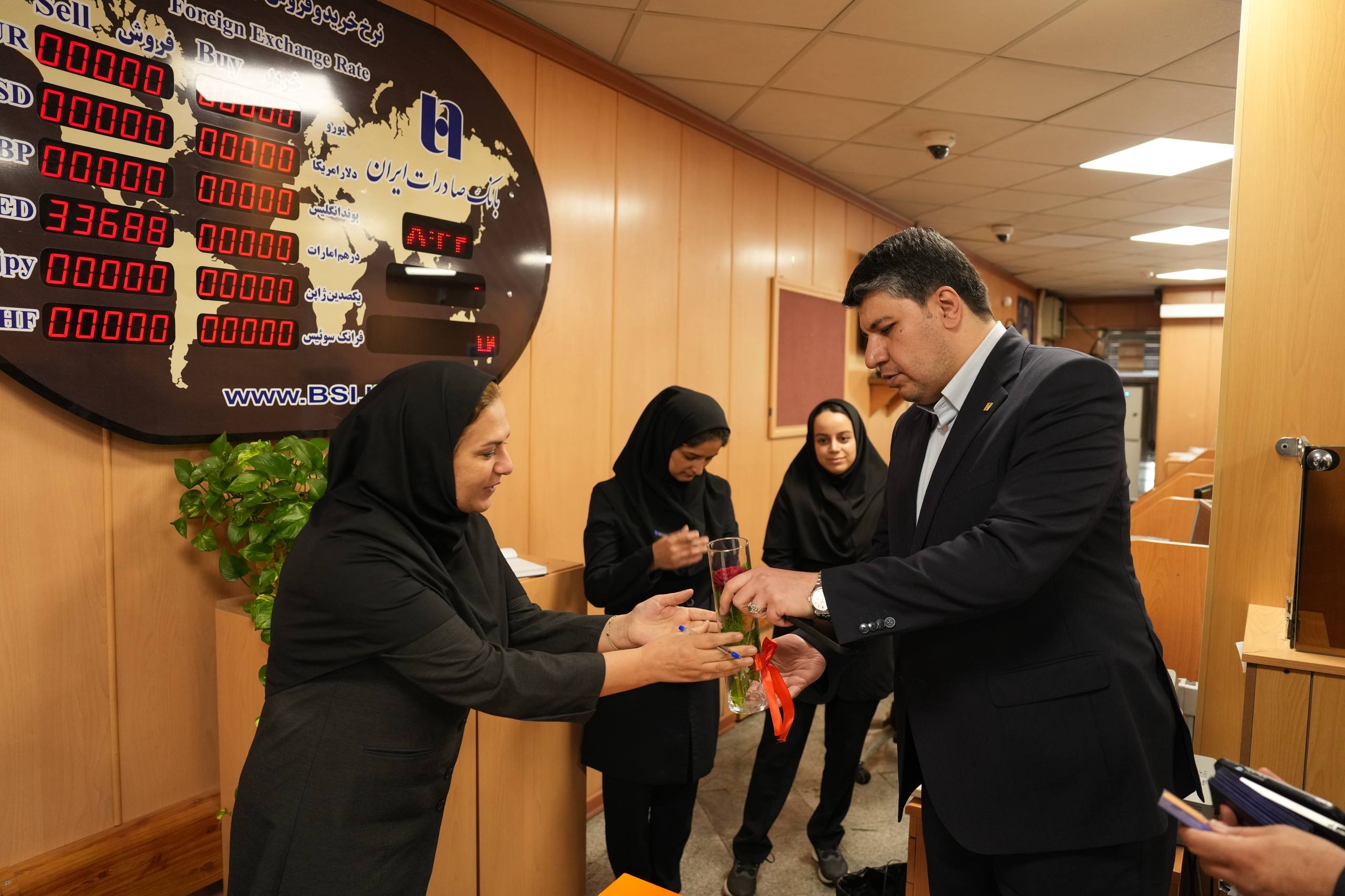 دیدار مدیرعامل بانک صادرات ایران با مشتریان