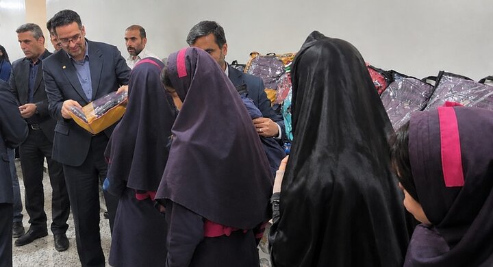 توزیع هزار بسته نوشت افزار میان دانشآموزان نیازمند با حمایت شرکت نفت سپاهان توزیع هزار بسته نوشت افزار میان دانشآموزان نیازمند با حمایت شرکت نفت سپاهان